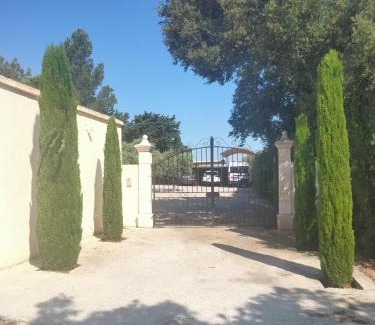 Saint-Saturnin-les-Avignon House | Chambre d hôte gite Au fond du jardin
