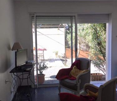 Saint-Saturnin-les-Avignon House | Chambre d hôte gite Au fond du jardin