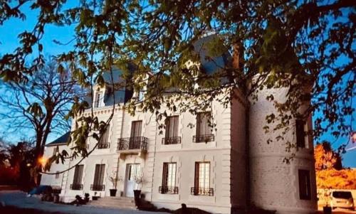 Varennes-Vauzelles House | Chambre Bleu Chic et Cosy piscine spa petit déjeuner au Château des Bourdons