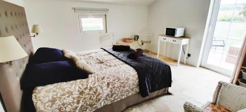 Rochefort-du-Gard Apartment | Chambre cosy avec terrasse sur la colline boisée, parking privé, jardin, calme, climatisation, 10 mn pont du Gard num7