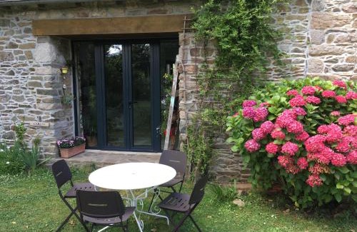 Le Ru Bed & Breakfast | Chambre d'hôtes Suite 53m2 ou Caravane vintage avec cuisine et salle de bains privées, B&B 53m2 Suite or Vintage caravan with private kitchen and bathroom