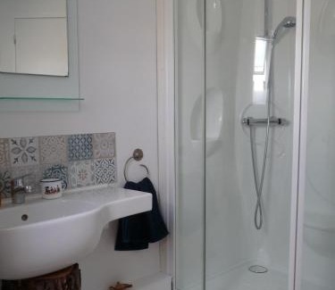 Le Ru Bed & Breakfast | Chambre d'hôtes Suite 53m2 ou Caravane vintage avec cuisine et salle de bains privées, B&B 53m2 Suite or Vintage caravan with private kitchen and bathroom