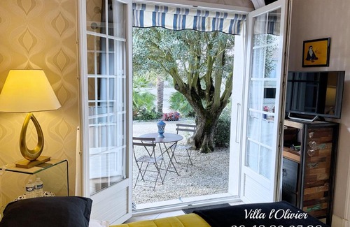 Vaux-sur-Mer Bed & Breakfast | CHAMBRE D'HOTES "Les Volets Bleus" - VILLA L'OLIVIER côté mer