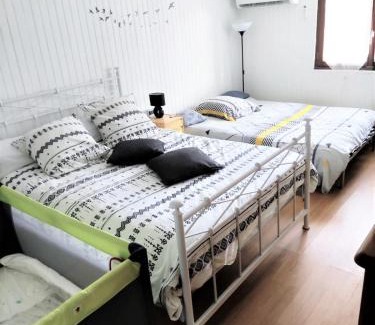 Gland House | Chambre en rez de jardin