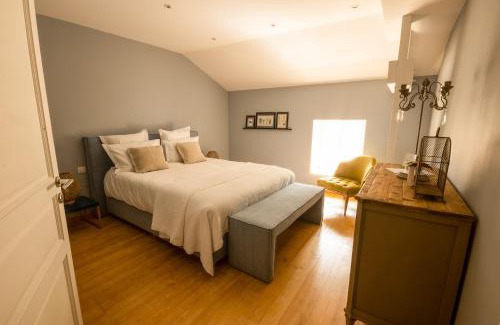 Saint-Pierre-de-Cole Bed & Breakfast | Chambre Luna - Lavy