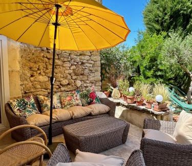 Maubec House | Chambre privée dans un MAS au centre du Village