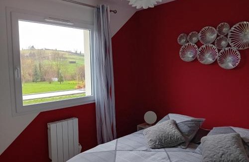 Doissin House | chambre rouge privée avec piscine