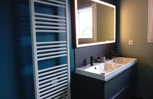 Doissin House | chambre rouge privée avec piscine