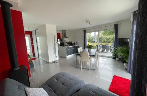 Doissin House | chambre rouge privée avec piscine