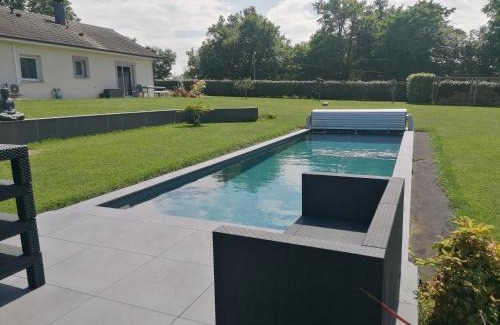 Doissin House | chambre rouge privée avec piscine