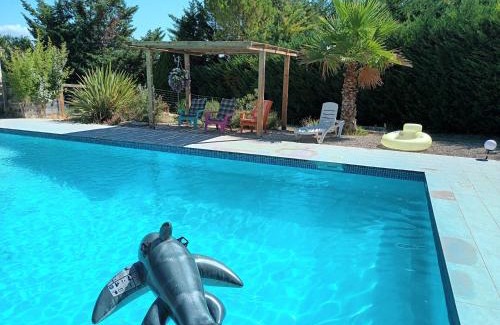 Rognes Bed & Breakfast | Chambres tomate, dans maison avec petit escalier à 6km du festival de piano de la roque d'anthéron
