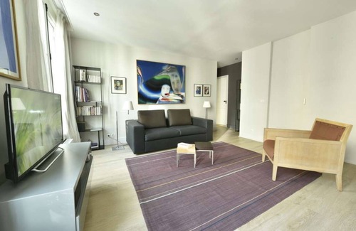 Marais Apartment | Champagne, 1BR/1BA, 3 people