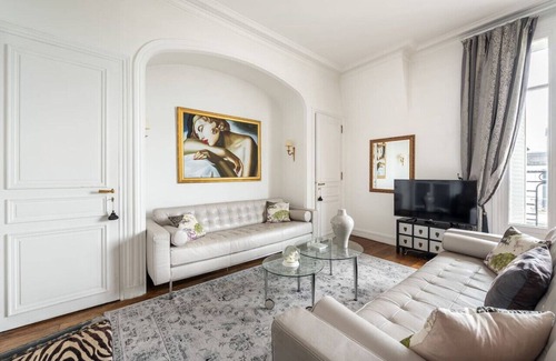 Chaillot Apartment | Champs Elysées I Eiffel Tower View & Spacious