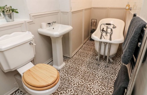 Giggleswick Cottage | CHANDLERS COTTAGE, pet friendly, with a garden in Settle