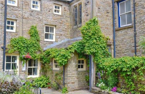 Hawes House | Chapel Cottage with Log Burner (Dog Friendly)