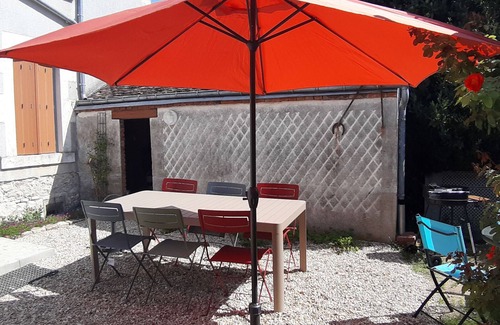 Saint-Hilaire-Saint-Mesmin Cottage | Charming Cottage Near Loire Castles: 3 Bedrooms, Full Amenities, Private Parking, Enclosed Garden.