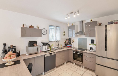 Saint-Medard-de-Guizieres Cottage | Charming Countryside Stay