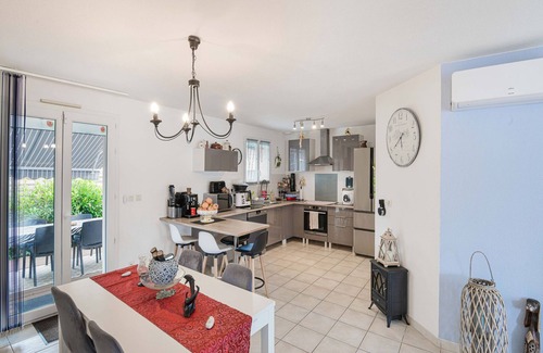 Saint-Medard-de-Guizieres Cottage | Charming Countryside Stay