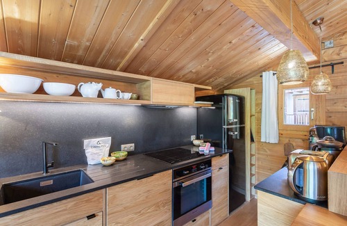 Saint-Marcel Apartment | Charming 4-Bedroom Chalet with Balcony, Fireplace & Ski Access – Sleeps 10