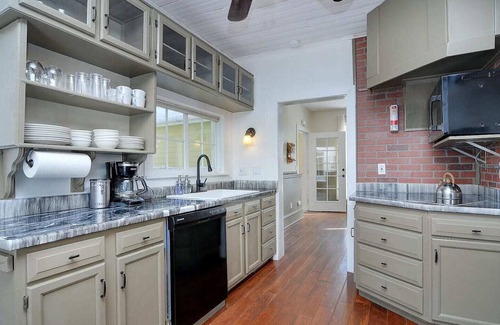Twin Lakes House | Charles Historic Hotel Lake Retreat Fast Wifi