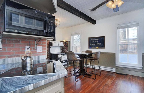 Twin Lakes House | Charles Historic Hotel Lake Retreat Fast Wifi