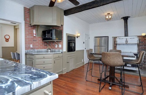 Twin Lakes House | Charles Historic Hotel Lake Retreat Fast Wifi