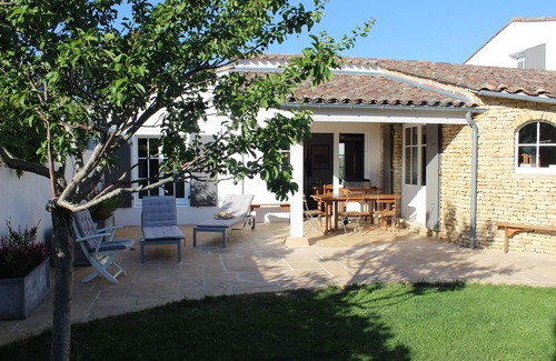 Les Portes-en-Re House | Charm, calm, sun, located at walking distance of the village center and beaches