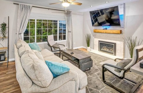 Mira Mesa House | Charm of Mira Mesa! Pool & private access to park!
