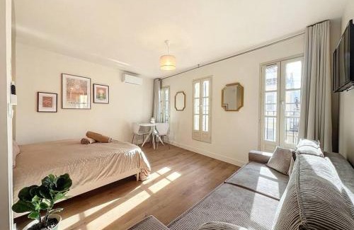 1st Arrondissement Apartment | Charmant Appartement - Avec Balcon & Climatisation - Les Frères de la Loc'
