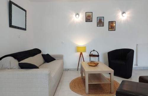 Saint-Christophe House | Charmant gîte au cœur de Saint-Christophe, 6 pers, tout confort, Wi-Fi gratuit, proche châteaux et nature - FR-1-581-116