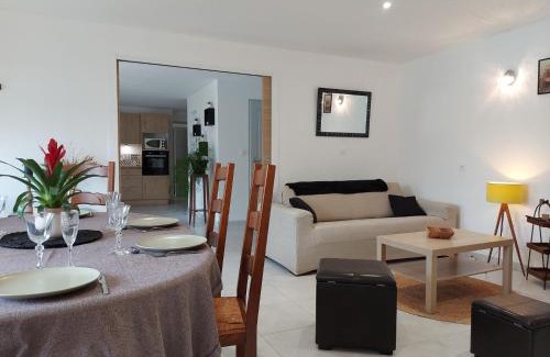 Saint-Christophe House | Charmant gîte au cœur de Saint-Christophe, 6 pers, tout confort, Wi-Fi gratuit, proche châteaux et nature - FR-1-581-116