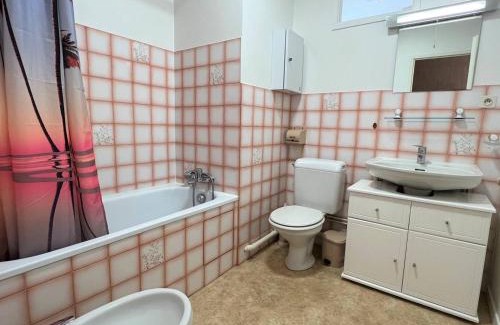 Cambo-les-Bains Apartment | Charmant T1 Bis à Cambo-les-Bains avec balcon, ascenseur et parking - FR-1-495-31