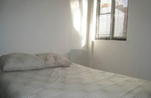 Les Puces de Saint-Ouen Apartment | Charmante maisonnette aux portes de paris