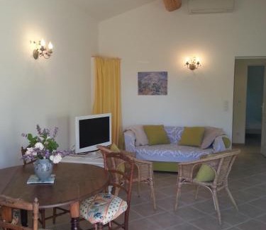 Entrecasteaux House | Charmante Petite Maison & Terrasse Plein SUD au Calme !