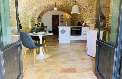 Saint-Andre-de-Cruzieres Apartment | Charming Luxury 1-bedroom apartment in South Ardèche with AC