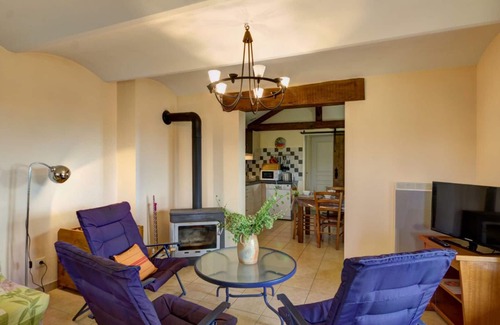 Saint-Forgeux-Lespinasse Cottage | Charming gîte with pets allowed, terrace and wood stove in Saint-Forgeux-Lespinasse