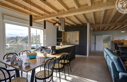 Saint-Just-Saint-Rambert Cottage | Charming house with large garden and modern amenities