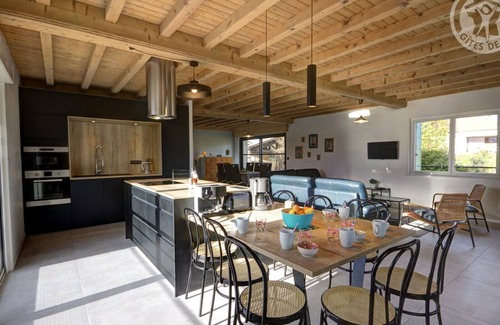 Saint-Just-Saint-Rambert Cottage | Charming house with large garden and modern amenities