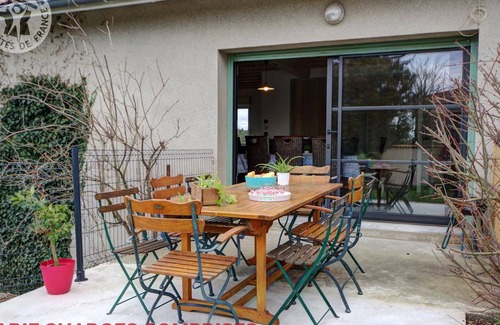 Saint-Just-Saint-Rambert Cottage | Charming house with large garden and modern amenities