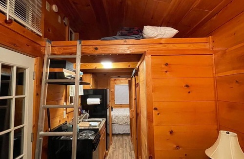 McMinnville House | Charming 1-Bed Tiny House: Oasis with Patio & WiFi- Isha Inst only 9 min away