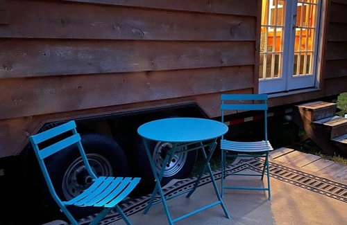 McMinnville House | Charming 1-Bed Tiny House: Oasis with Patio & WiFi- Isha Inst only 9 min away