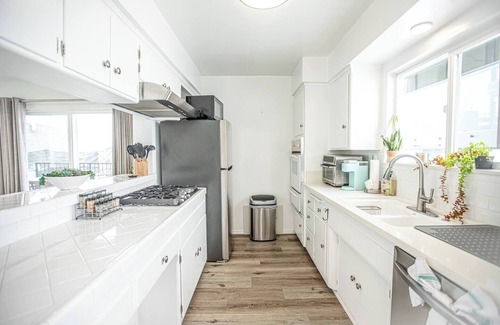 The Strand Apartment | Charming 1-bedroom beach house in downtown Manhattan Beach steps from the sand