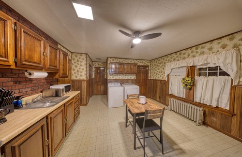 Carbondale Apartment | Charming 1-bedroom apartment in welcoming Carbondale with AC