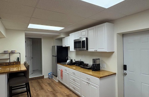 Greenfield Apartment | Charming 1-bedroom apartment with WiFi and AC in elite area of Greenfield, MA