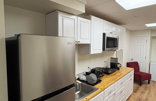 Greenfield Apartment | Charming 1-bedroom apartment with WiFi and AC in elite area of Greenfield, MA