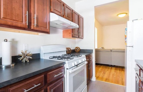 Crown Heights Apartment | Charming 1-bedroom apartment in Brooklyn with Projector, 25 mins to Manhattan