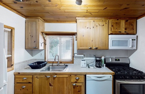 Cobb Condo | Charming 1 bedroom Cabin with King bed, Queen Sofa Sleeper, WIFI, Kitchen, Deck