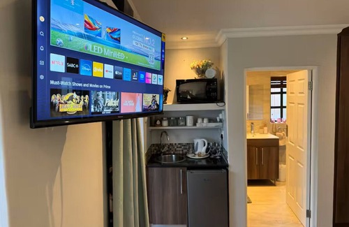 Flamingo Vlei Cottage | Charming 1-bedroom cottage in fantastic Cape Town with AC, WiFi