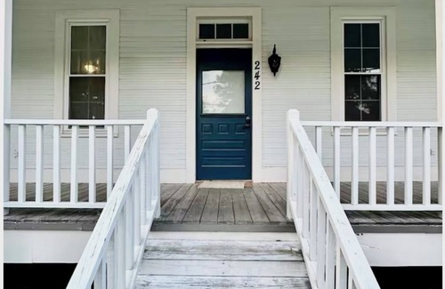 Marksville Cottage | Charming 1-bedroom historical cottage in serene Marksville with AC and pool.