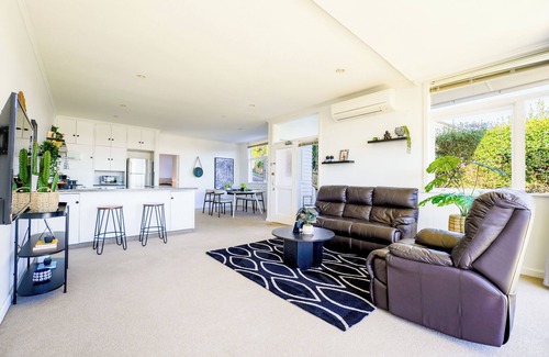 Orakei House | Charming 1-Bedroom Home in Prestigious Orakei